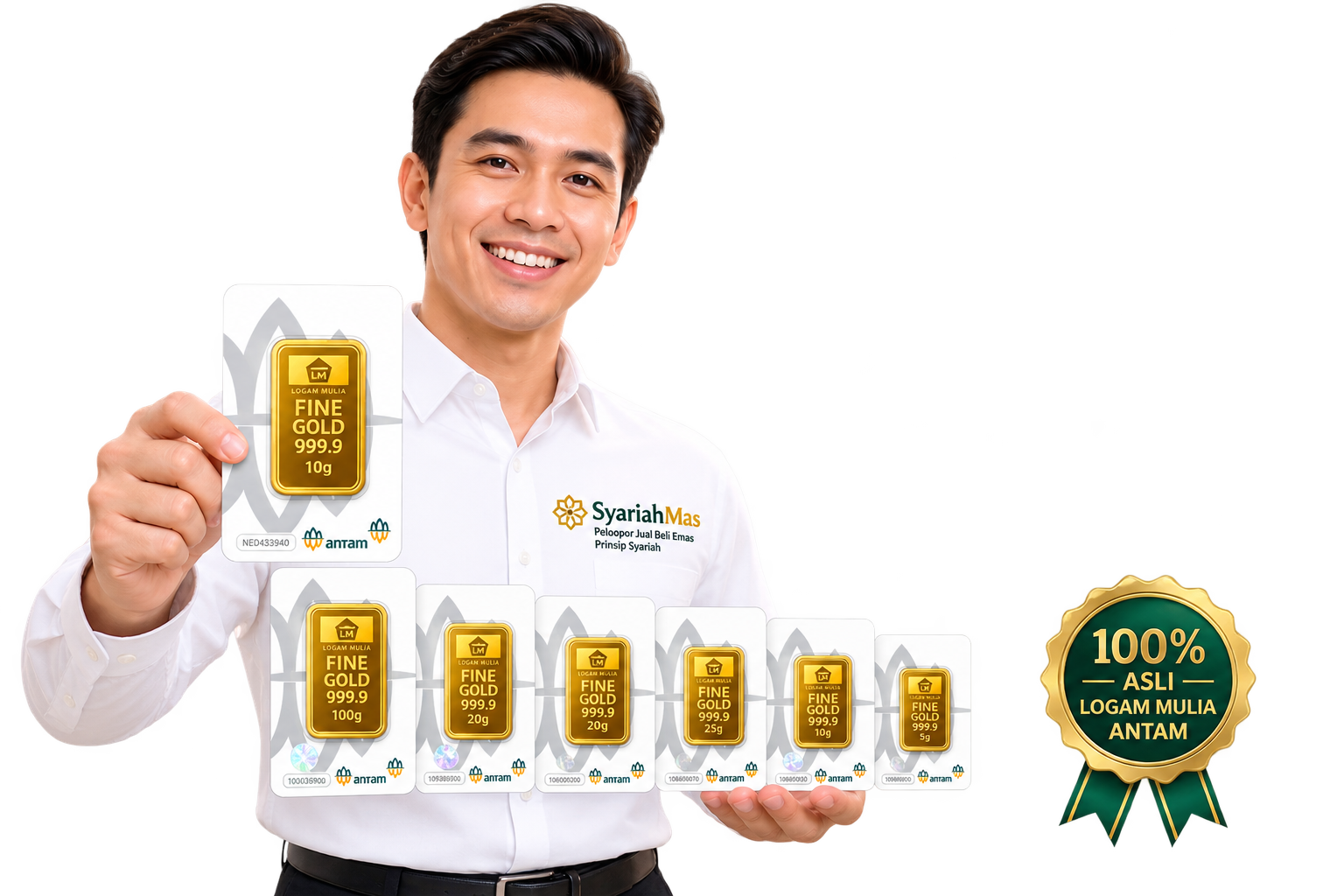Brand ambassador SyariahMas memegang logam mulia Antam certicard